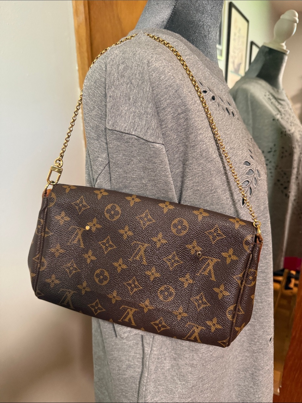 Louis Vuitton Monogram Favorite MM Shoulder Bag with Gold Chain Strap - Picture 3 of 16